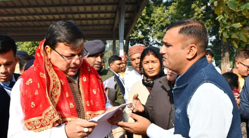 सीएम  पुष्कर धामी ने अपने गृह जनपद में जनता से मुलाकात कर सुनीं समस्याएं, कहा- गांवों की समस्याओं को देखते हुए  किया जा रहा रात्रि चौपाल का आयोजन 