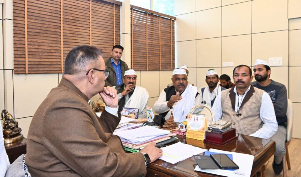 कृषि मंत्री से की  भारतीय किसान यूनियन वेलफेयर फाउंडेशन के पदाधिकारियों ने मुलाकात कर सौंपा  मांगों को लेकर ज्ञापन  , जोशी बोले,  किसानों की आय में वृद्धि के लिए सरकार कर रही अनेक प्रयास 