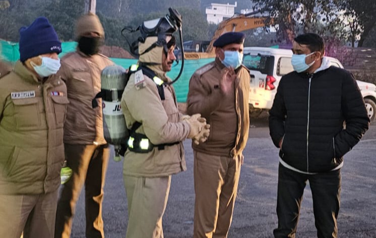 क्लोरीन गैस के रिसाव से फैली दहशत, एसएसपी खुद मौके पर पहुंचे, पुलिस टीम की सक्रियता से कोई भी अनहोनी होने से टली, आसपास के लोगों को सुरक्षित स्थानों पर पहुंचाया ,गैस सिलेंडरों को भी हटाया