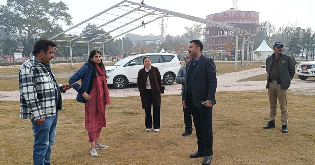 जिलाधिकारी सोनिका ने  गणतंत्र दिवस पर होने वाले राज्य स्तरीय कार्यक्रम  की तैयारियों को परखा ,  दीपोत्सव में सवा लाख दीपों से परेड ग्राउण्ड को जगमगाने के लिए भी की जा रही व्यवस्था