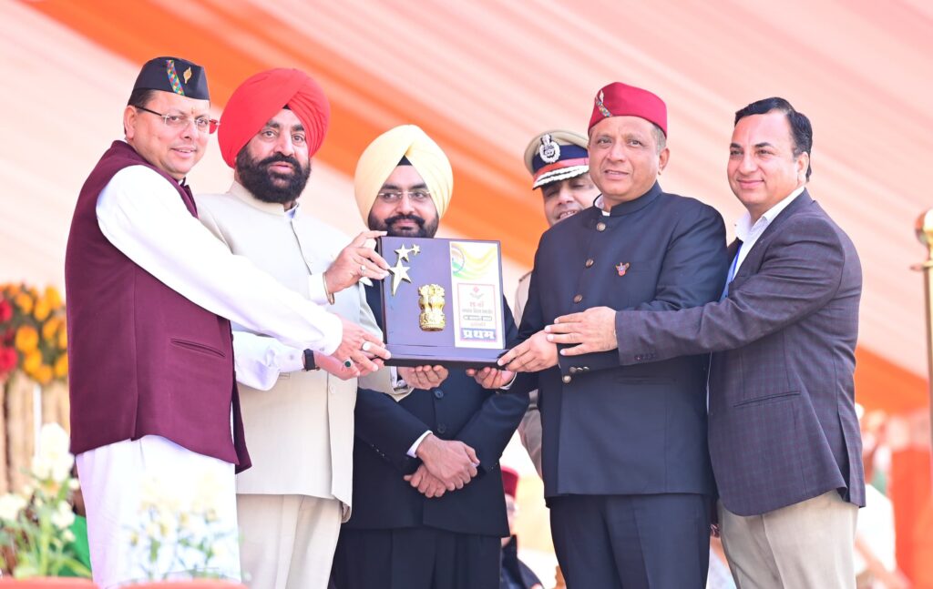 बडी उपलब्धि : गणतंत्र दिवस पर परेड ग्राउंड देहरादून में  सूचना विभाग की “विकसित उत्तराखण्ड ” झांकी को मिला प्रथम स्थान , मुख्यमंत्री पुष्कर धामी के हाथों से महानिदेशक तिवारी और नोडल अधिकारी  चौहान ने प्राप्त किया पुरस्कार