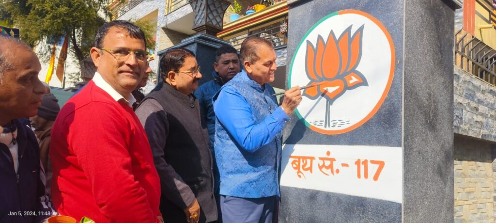 कैबिनेट मंत्री डाॅ अग्रवाल  ने दीवार लेखन कार्यक्रम में हुए शामिल , कमल के फूल का किया चित्रांकन,बोले- पीएम मोदी  के नेतृत्व में केंद्र में एक बार फिर भाजपा सरकार की जरुरत