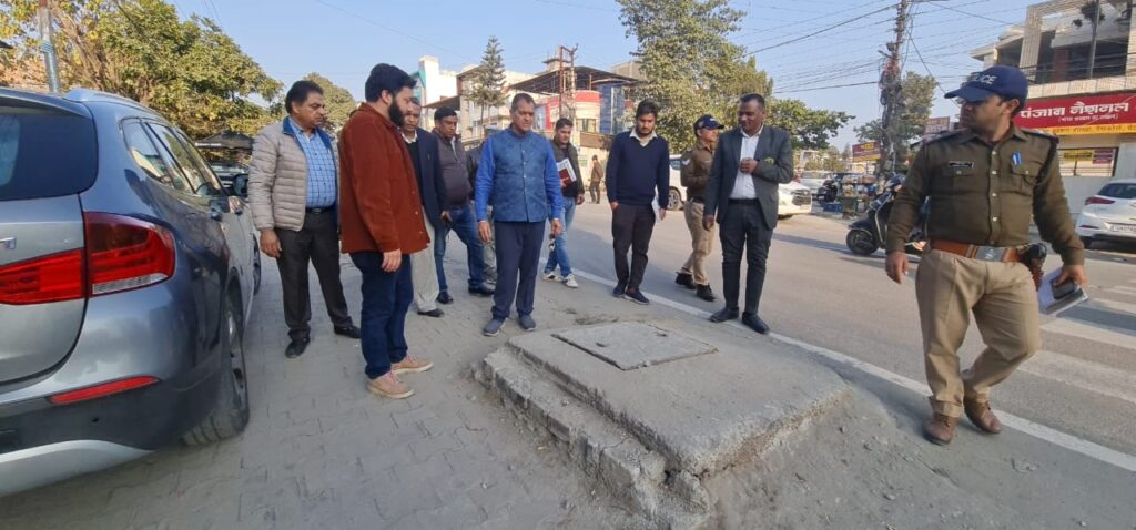 शहरी विकास मंत्री डॉ अग्रवाल ने किया सिंचाई विभाग के ड्रेनेज कार्यों का औचक निरीक्षण, ड्रेनेज कार्य पर हुए अतिक्रमण पर जताई  नाराजगी,  कहा- इसे सुधारा जाए, ऊंचे उठे चेंबर को सड़क के बराबर करने की भी ताकीद  
