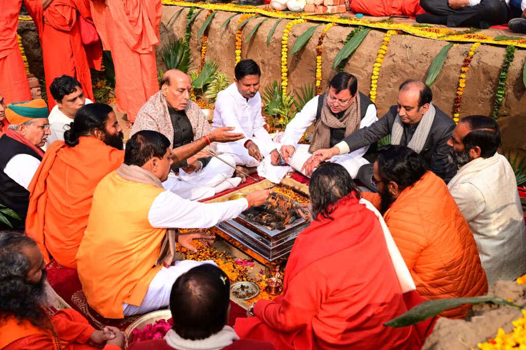रक्षा मंत्री राजनाथ सिंह और मुख्यमंत्री पुष्कर धामी ने पतंजलि गुरूकुलम’ एवं ’आचार्यकुलम’ का भूमि पूजन कर किया शिलान्यास ,कहा – भारत की नैतिक और सांस्कृतिक विरासत को संरक्षित रखने के लिए देश में और अधिक स्थापित हों गुरुकुल 