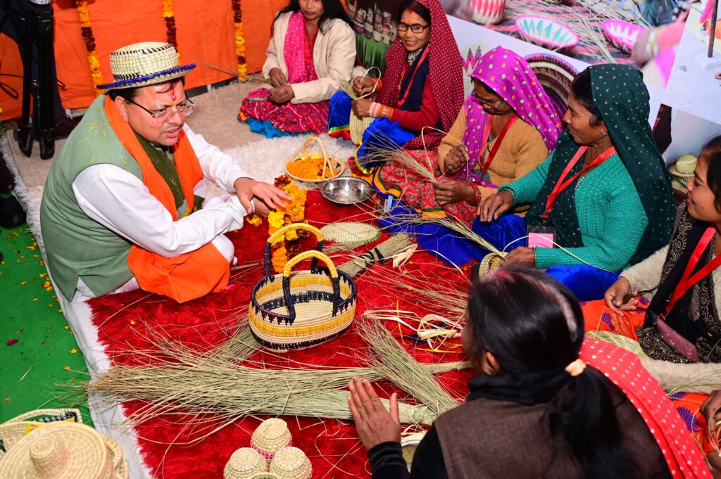 मुख्यमंत्री  पुष्कर धामी बोले ,  स्वयं सहायता समूहों से जुड़कर महिलायें बन रही  आत्मनिर्भर, उत्तराखंड में महिला सशक्तिकरण के लिए कई योजनाएं हो रही संचालित