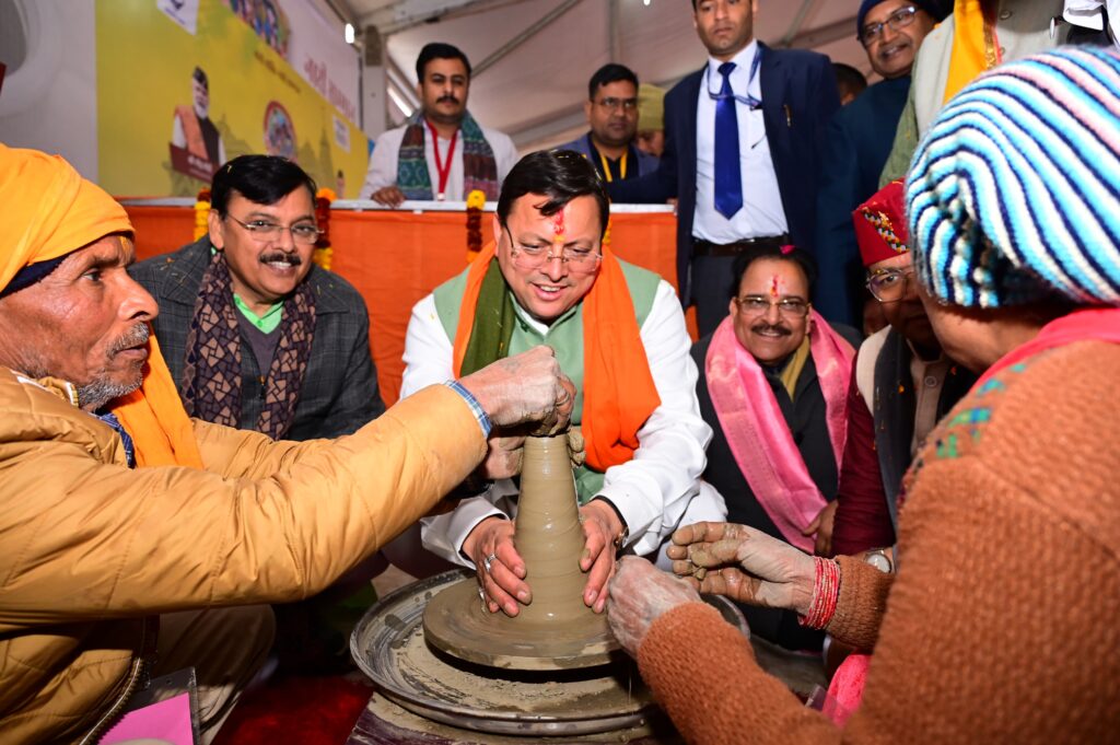 सीएम  पुष्कर धामी के रूद्रपुर के रोड शो में उमड़ा जनसैलाब,उत्तराखंड राज्य आजीविका मिशन के स्टॉल पर चरखा में कताई कर स्वयं सहायता समूह की महिलाओं का मनोबल बढ़ाया, मिट्टी के बर्तन बनाने की चाक पर आजमाया हाथ