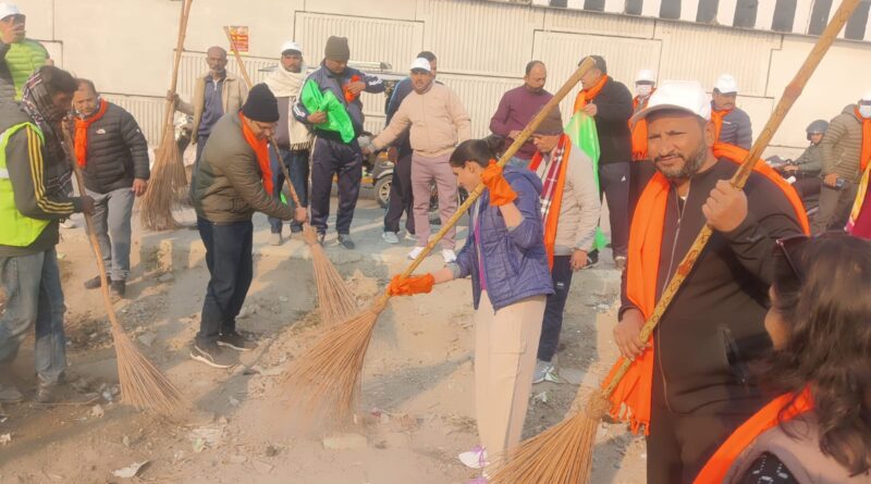 डीएम  सोनिका  ने स्वच्छता अभियान के तहत टीम के साथ की सफाई,  दूनवासियों को दिया अपने-अपने परिसर को स्वच्छ रखने का संदेश