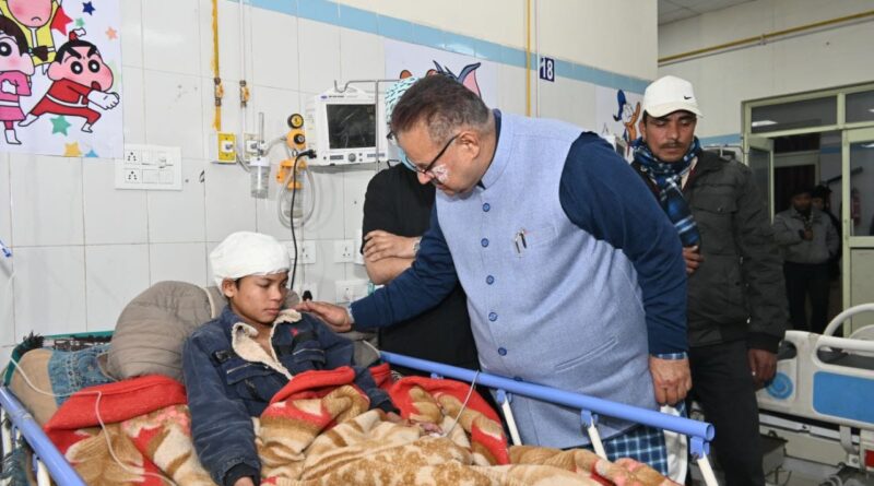 कैबिनेट मंत्री जोशी ने गुलदार के हमले में घायल 12 वर्षीय बच्चे का दून  अस्पताल पहुंचकर जाना हाल,   चिकित्सकों को  उचित इलाज देने  के निर्देश दिए      