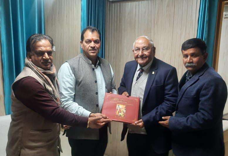 डॉ. अग्रवाल को  साहित्यकार केजी  बहल ने भेंट की श्रीमद् भागवत की अंग्रेजी अनुवाद की पुस्तक कहा , इसका अध्ययन जिस जगह होता है, वहां से कोसों दूर तक बना रहता है सकारात्मक माहौल 