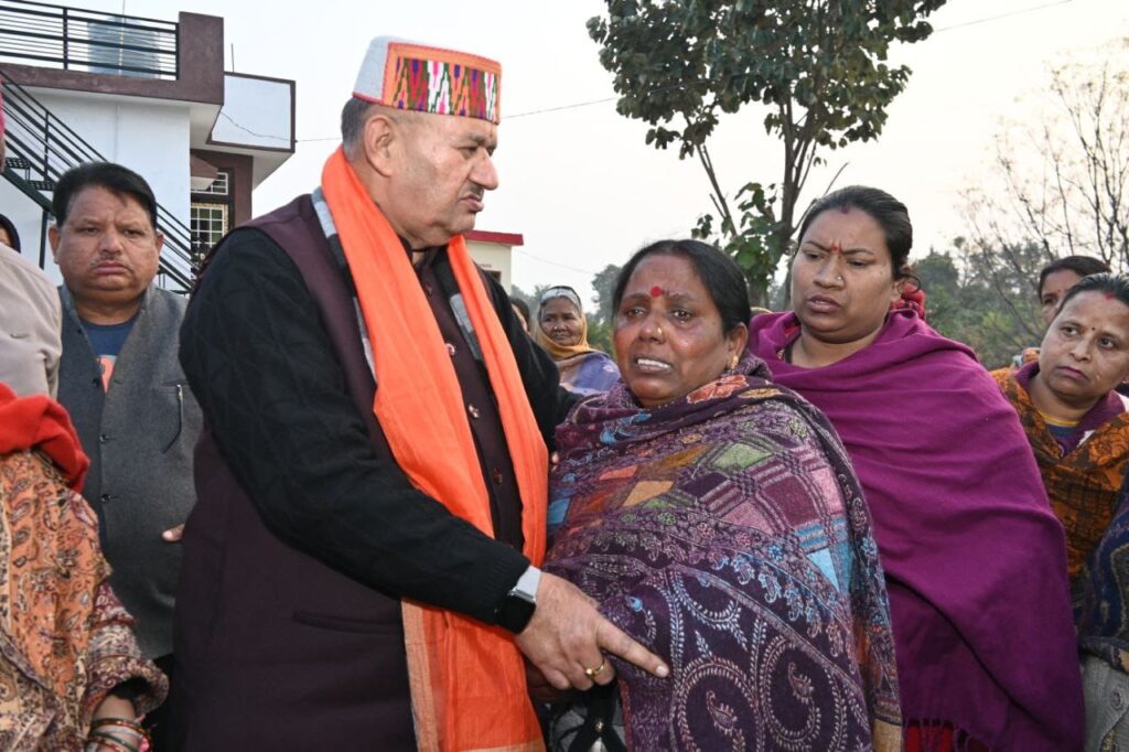 कैबिनेट मंत्री जोशी ने गुलदार के हमले में पीड़ित परिवारजनों को  दिया 3 लाख  की मुआवजा राशि का चेक,  सरकार की तरफ से हर संभव मदद का भरोसा दिलाया
