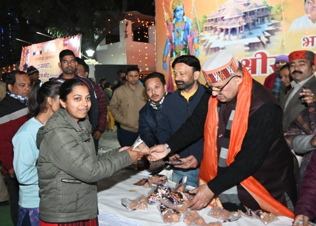 कैबिनेट मंत्री जोशी ने प्राण प्रतिष्ठा समारोह के उत्सव कार्यक्रम के तहत किए  दीप प्रज्ज्वलित एवं आम जनमानस को बांटे  दीये, कहा, आज पूरे देश में उत्साह का माहौल