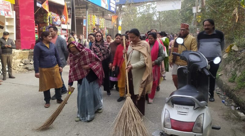 कैबिनेट मंत्री जोशी के जन्मदिवस को सेवा सप्ताह के रूप में मनाने का आगाज, भाजपा कार्यकर्ताओं ने सेवा सप्ताह के  पहले दिन  गुच्छुपानी में  चलाया  स्वच्छता कार्यक्रम