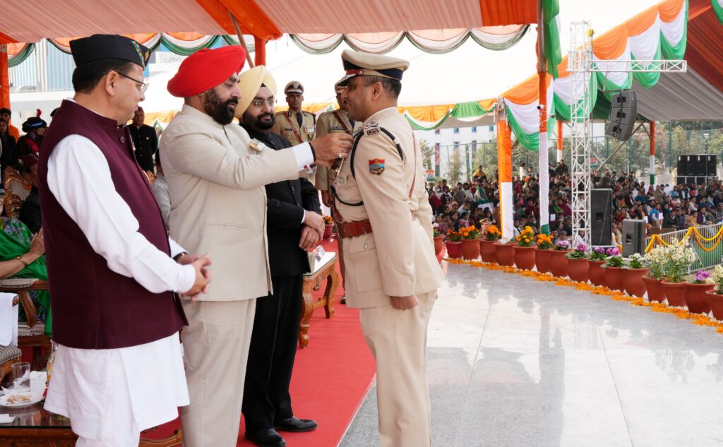 75 वें गणतंत्र दिवस पर परेड ग्राउंड में फहराया गया राष्ट्रीय ध्वज, राज्यपाल एवं मुख्यमंत्री धामी ने सराहनीय सेवाओं के लिए पुलिस अफसरों को किया सम्मानित,सांस्कृतिक दलों के नृत्यों में दिखी उत्तराखंड की सांस्कृतिक झलक