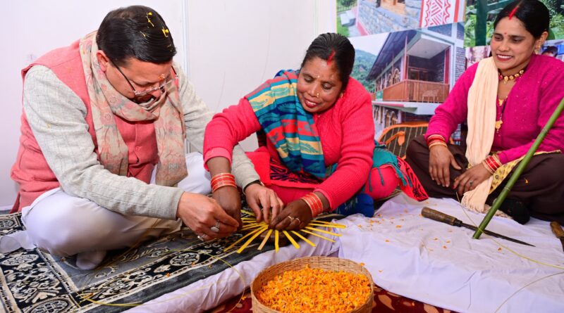 मुख्यमंत्री  पुष्कर धामी ने महिलाओं संग साझा की बचपन की यादें, बोले , बचपन में अपनी माताजी के साथ घर के कामों में बटाया है खूब हाथ, सिलबट्टे पर  नमक पीसा , आटा गूँथा, जंगल में घास काटने तक में किया सहयोग