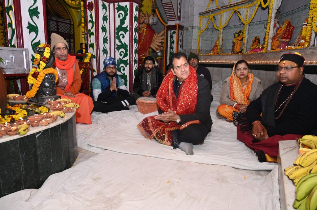 कैबिनेट मंत्री डॉ अग्रवाल हुए संतोषी माता मंदिर के 26 वें स्थापना दिवस कार्यक्रम में शामिल, 1100 दीप से की दिव्य भव्य आरती, कहा – मां की स्तुति करने से जीवन में सुख शांति का  होता है वास