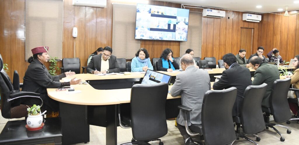 नवनियुक्त मुख्य सचिव  राधा रतूड़ी ने अपनी पहली ही बैठक में उत्तराखंड में गर्भवती महिलाओं की कठिनाइयों को शीर्ष प्राथमिकता पर लिया,  महिलाओं में  हाई रिस्क प्रेगनेंसी को चिहिन्त कर उनके स्वास्थ्य का नियमित फॉलोअप करने की कार्ययोजना पर पूरी गंभीरता से करें  कार्य