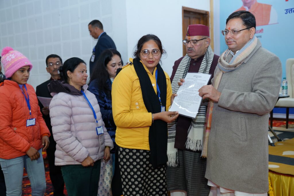 सीएम  पुष्कर धामी ने  परिवहन विभाग और परिवहन निगम के 122 अभ्यर्थियों को सौंपे Appointment Letter, 16 महिलाओं को Free Training के बाद प्रदान किये ड्राइविंग लाइसेंस