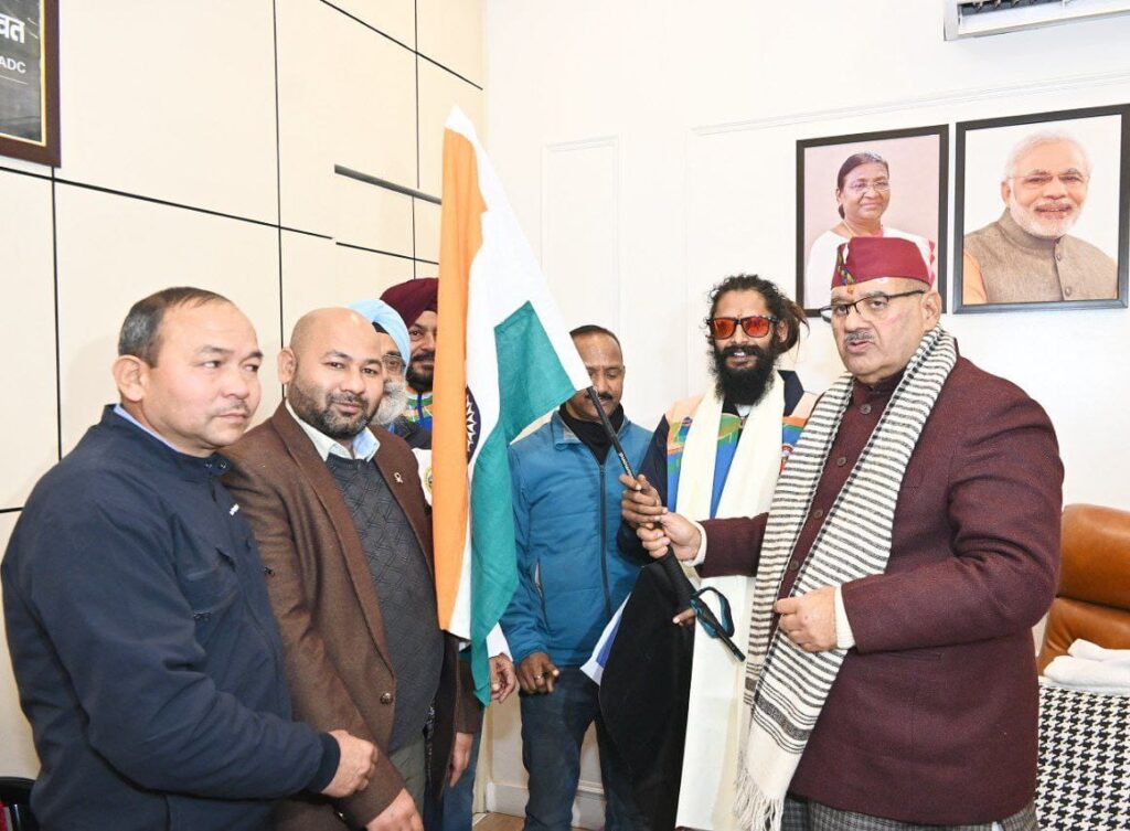 कैबिनेट मंत्री जोशी ने किया माउंट किलिमंजारो की चोटी पर तिरंगा लहराने जा रहे अंकित कुमार को हरी झंडी दिखाकर रवाना, बड़े अभियान की कामयाबी के लिए दी शुभकामनाएं,बढाया हौसला