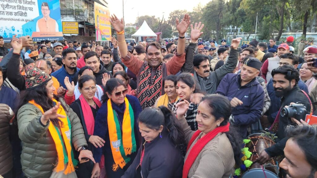 विधानसभा से समान नागरिक संहिता पारित होने पर भाजपा महानगर कार्यकर्ताओं ने विधानसभा के बाहर किया ढोल नगाड़ों के साथ सीएम पुष्कर धामी  का स्वागत, जमकर मनाई खुशी