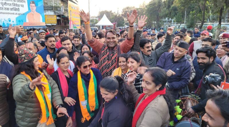 विधानसभा से समान नागरिक संहिता पारित होने पर भाजपा महानगर कार्यकर्ताओं ने विधानसभा के बाहर किया ढोल नगाड़ों के साथ सीएम पुष्कर धामी  का स्वागत, जमकर मनाई खुशी