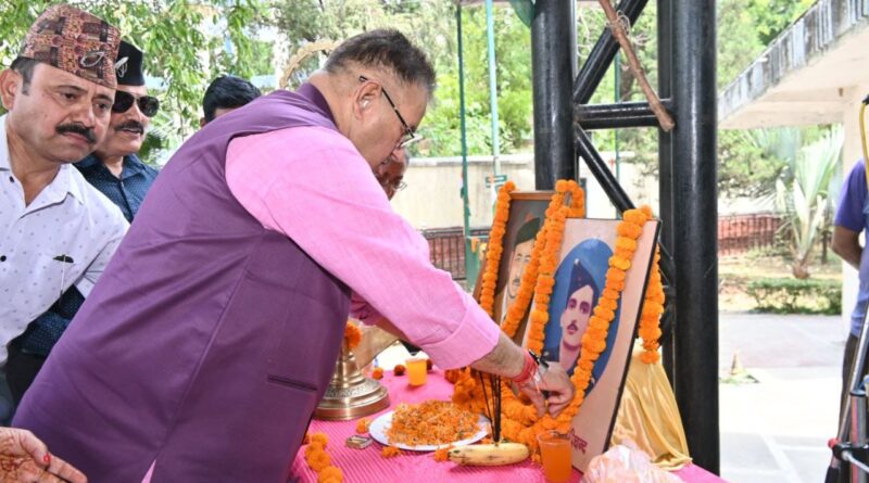 उत्तराखंड के सैनिक कल्याण मंत्री जोशी ने आजाद हिन्द फौज के वीर जवान अमर शहीद थापा व केशरी चंद को दी श्रद्धांजलि ,बहादुरी से भरे कार्यों को किया याद