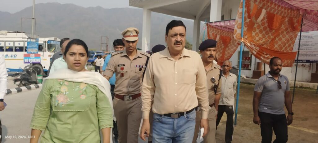 कमिश्नर  गढ़वाल  विनय शंकर पांडे ने  ट्रांजिट कैंप परिसर ऋषिकेश पहुंचकर यात्रा व्यवस्थाओं का  किया निरीक्षण, कहा,यात्रियों के लिए मूलभूत सुविधाओं में किसी प्रकार की ना हो  ढिलाई