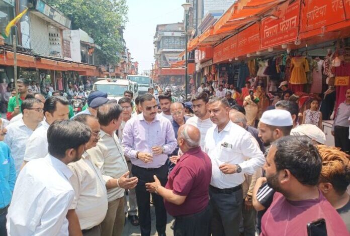 नगर निगम  ने चलाया अतिक्रमण हटाओ अभियान, कई स्थानों से फुटपाथ पर रखे सामान को कब्जे में लिया, दुकानदारों और व्यापारियों में मचा रहा हडकम्प