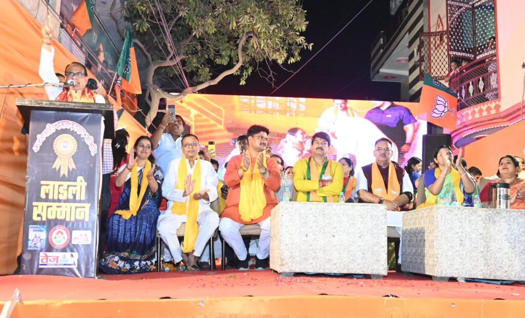 LokSabha Chunav 2024-दिल्ली के नेहरू विहार में महिला शक्ति जनसभा में  उत्तराखंड के कैबिनेट मंत्री जोशी ने कहा- पीएम मोदी ने अपनी कल्याणकारी योजनाओं के केंद्र में  नारी शक्ति को रखा, महिलाओं के लिए संचालित हो रही अनेक योजनाएं
