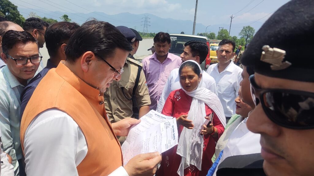 मुख्यमंत्री पुष्कर धामी ने कुमाऊं के बाढ़ आपदा प्रभावित क्षेत्रों का किया दौरा ,  बचाव व राहत कार्य तेजी से करने की हिदायत
