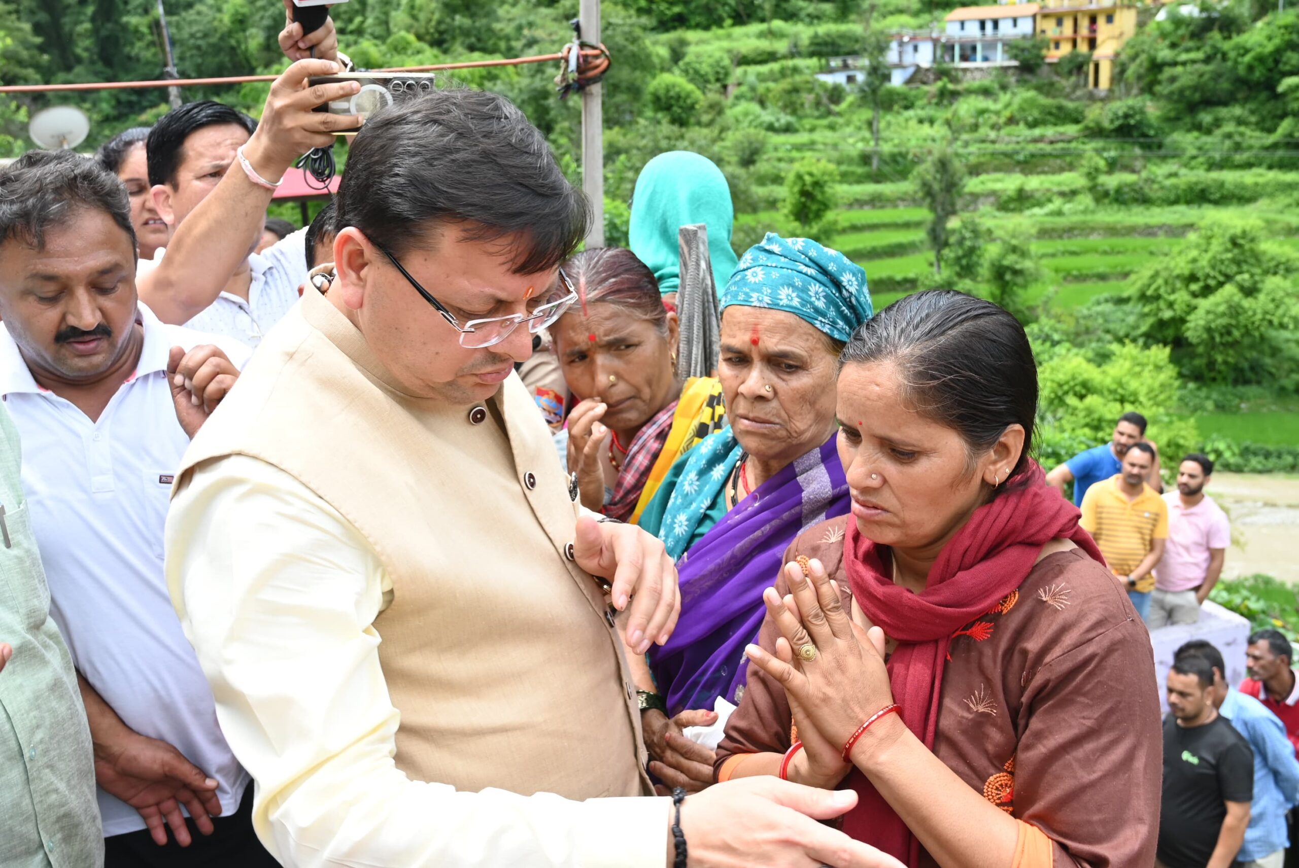 मुख्यमंत्री  पुष्कर धामी ने किया टिहरी व रुद्रप्रयाग के आपदाग्रस्त क्षेत्रों को स्थलीय निरीक्षण , हवाई सर्वेक्षण करने के साथ ही आपदा प्रभावितों का हाल भी जाना