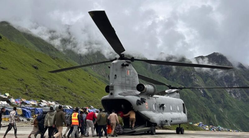 केदारघाटी में यात्रियों का रेस्क्यू अभियान हेलीकॉप्टर से रहा जारी, चिनूक और एमआई से 133 से लोग किए गए एयरलिफ्ट, मुख्यमंत्री धामी स्वयं अभियान के पल-पल की जानकारी