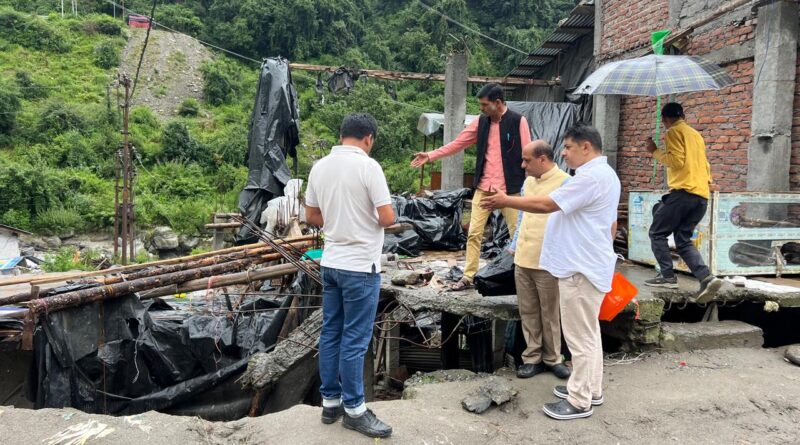 Uttarakhand : आपदा से हुए नुकसान का जायजा लेने के लिए उत्तरकाशी के यमुना घाटी के क्षेत्रों में पहुंचा भाजपा का प्रतिनिधिमंडल, प्रदेश उपाध्यक्ष नीरू देवी और मीडिया प्रभारी मनवीर चौहान ने लोगों से मुलाकात कर सुनी समस्याएं