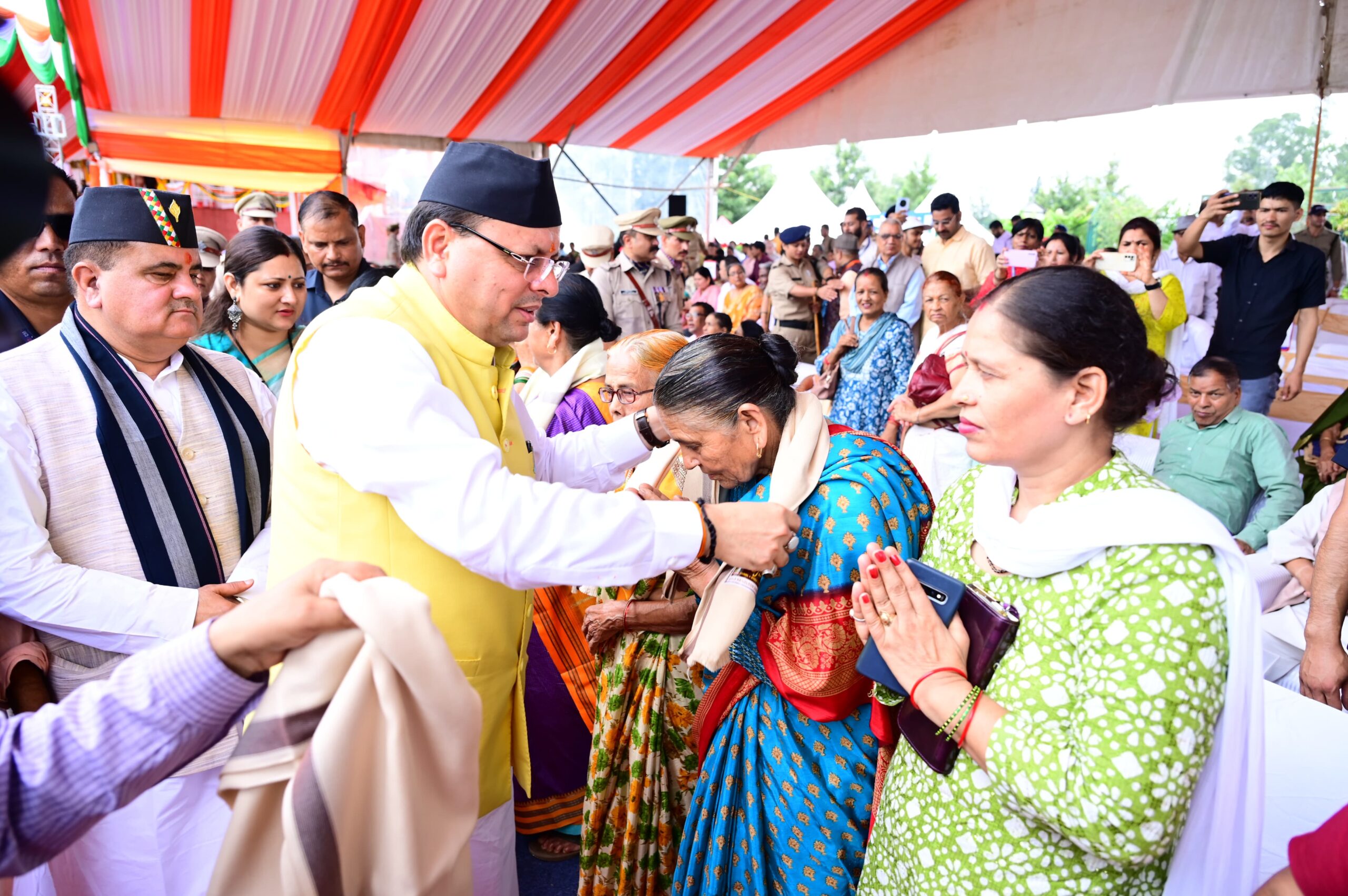 मुख्यमंत्री पुष्कर सिंह धामी ने 78वें स्वतंत्रता दिवस पर परेड ग्राउंड मुख्य कार्यक्रम में फहराया तिरंगा , राज्य हित में की आठ महत्वपूर्ण घोषणाएं, स्वतंत्रता संग्राम सेनानियों के परिजनों को किया सम्मानित