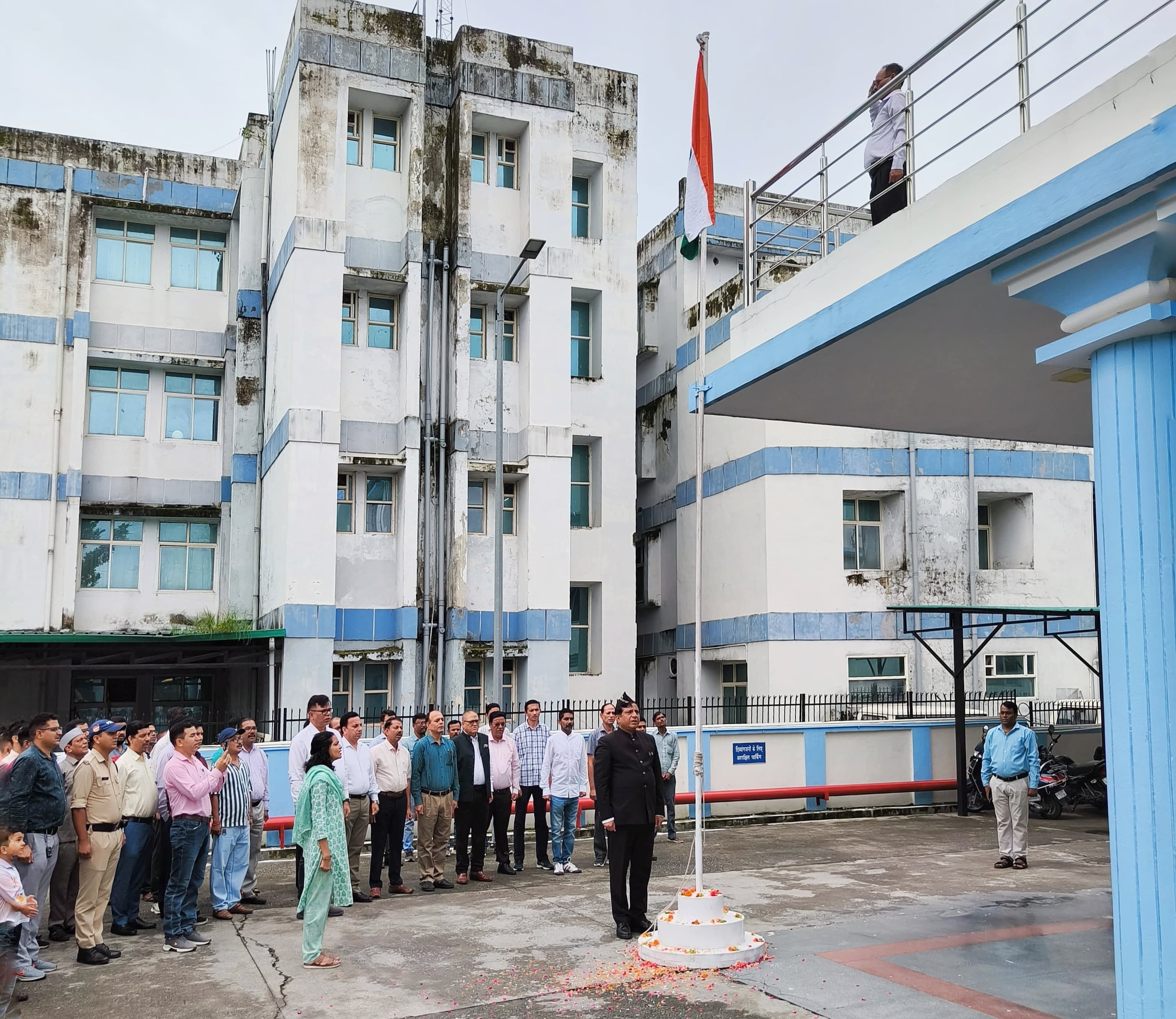 स्वतंत्रता दिवस पर सूचना निदेशालय में डीजी बंशीधर तिवारी ने किया ध्वजारोहण, कहा , स्वतंत्रता संग्राम सेनानियों को याद कर  उनके  दिखाए गए मार्ग पर चलकर देश को बढ़ाना है आगे