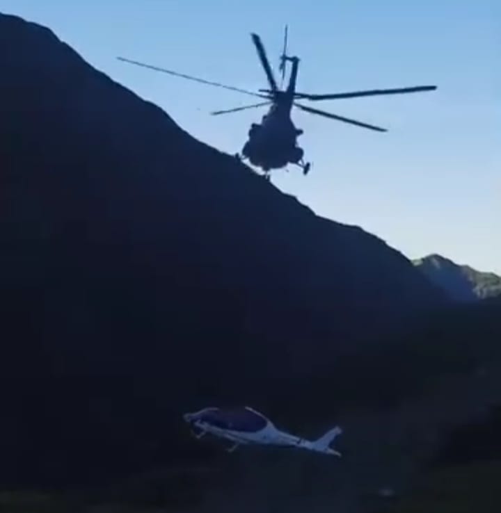 केदारनाथ : एमआई-17 से Air Lift  करने के दौरान मंदाकिनी नदी में गिरा क्षतिग्रस्त क्रिस्टल एविएशन कंपनी का हेलीकॉप्टर 
