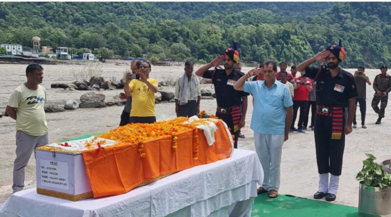 असम राइफल्स में मणिपुर में तैनात शहीद हजारी सिंह चौहान की अंतिम यात्रा में शामिल हुए सैकड़ों लोग, कैबिनेट मंत्री डॉ  अग्रवाल और सेना जवानों के साथ ही परिवार के सदस्यों ने दी श्रद्धाजंलि