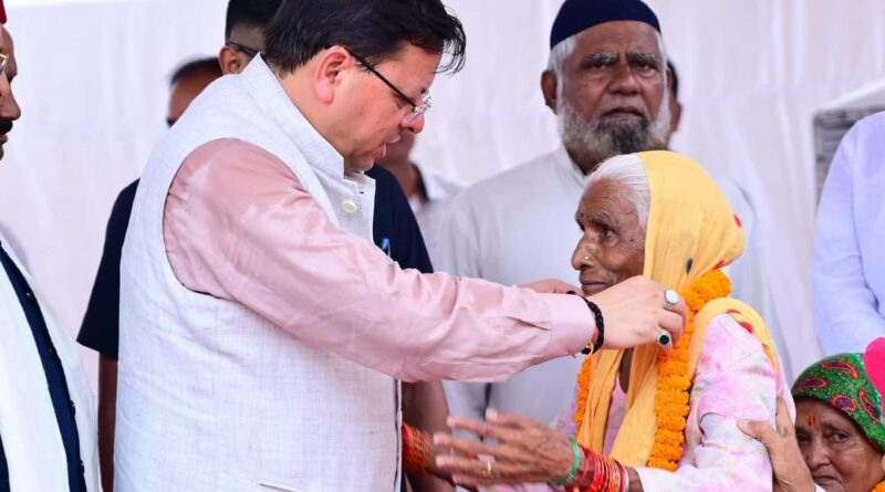 खटीमा गोली कांड की 30वीं बरसी पर सीएम पुष्कर धामी ने शहीदों की मूर्तियों पर माल्यर्पण कर  अर्पित की श्रद्धांजलि, शहीदों के परिजनों को शॉल भेंटकर  किया सम्मानित