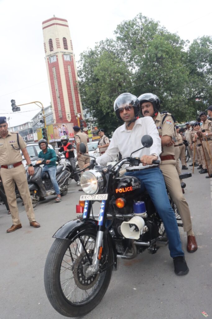 ग्राउंड जीरो पर पहुंचे जिलाधिकारी और वरिष्ठ पुलिस अधीक्षक ने एक ही बुलेट पर सवार होकर शहर की यातायात व्यवस्था का हाल जाना, भ्रमण कर कई क्षेत्रों की स्थिति को देखा