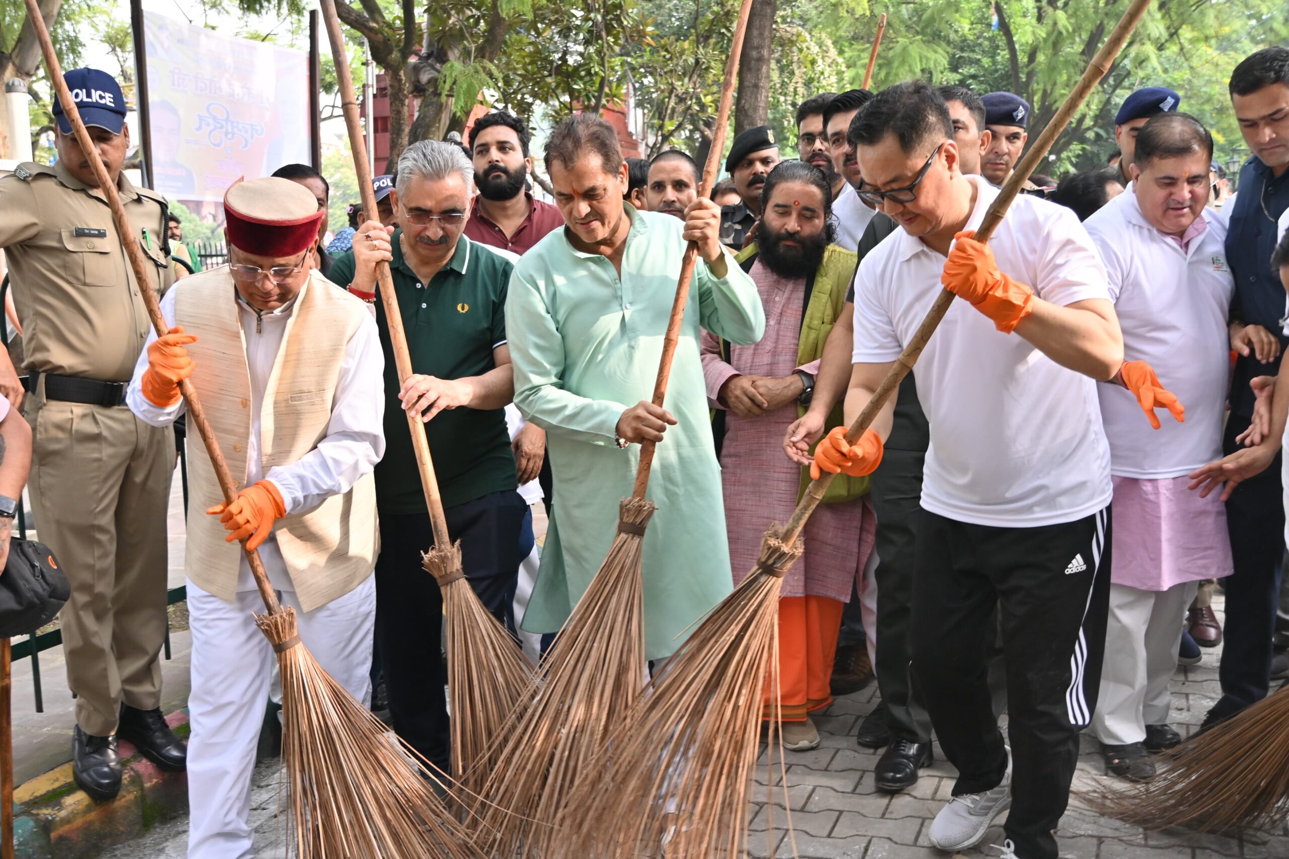 स्वच्छता कार्यक्रम में शामिल हुए केंद्रीय मंत्री किरेन रिजिजू ने कहा,उत्तराखंड आएं, मगर यहां गन्दगी न फैलाएं ,देवभूमि बेहद खूबसूरत ,प्रधानमंत्री का भी है विशेष लगाव