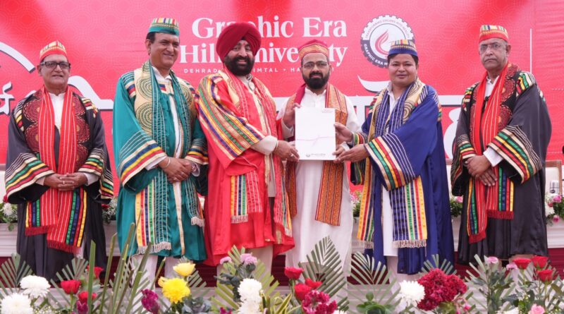 Graffic Era Hill  University Canvocation में राज्यपाल गुरमीत ने दीक्षांत समारोह को विद्यार्थियों के जीवन की सबसे यादगार उपलब्धियों में से एक बताया, गवर्नर के हाथों उपाधियां और डिग्रियां पाकर खिले छात्र-छात्राओं  के चेहरे