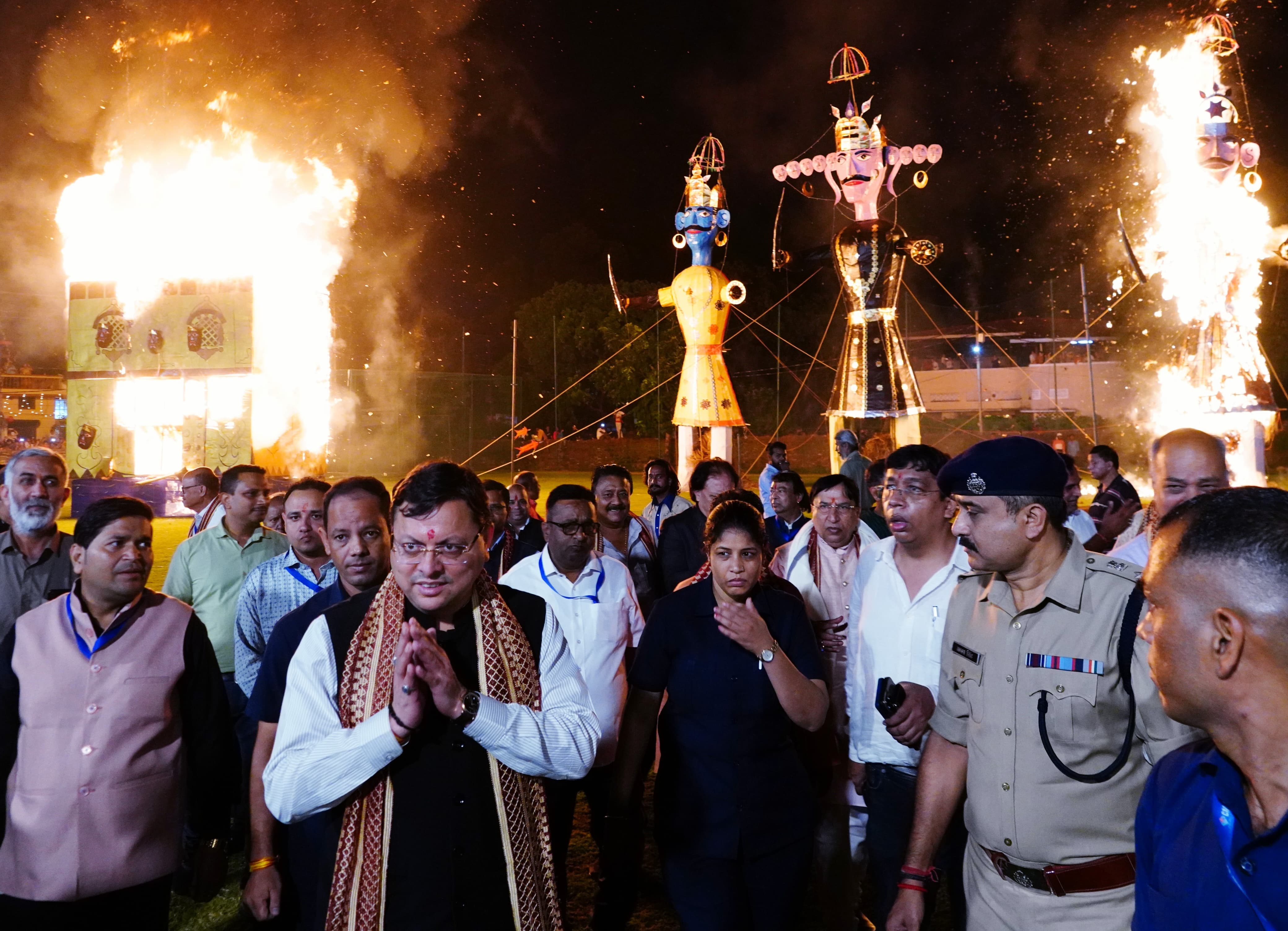 दशहरा:मुख्यमंत्री पुष्कर धामी ने परेड ग्राउंड के बाद लक्ष्मण चौक देहरादून में  रावण, कुंभकरण और मेघनाथ के पुतलों का किया दहन, कहा – रावण के अहंकार, अधर्म और अन्याय ने उसे विनाश की ओर धकेला