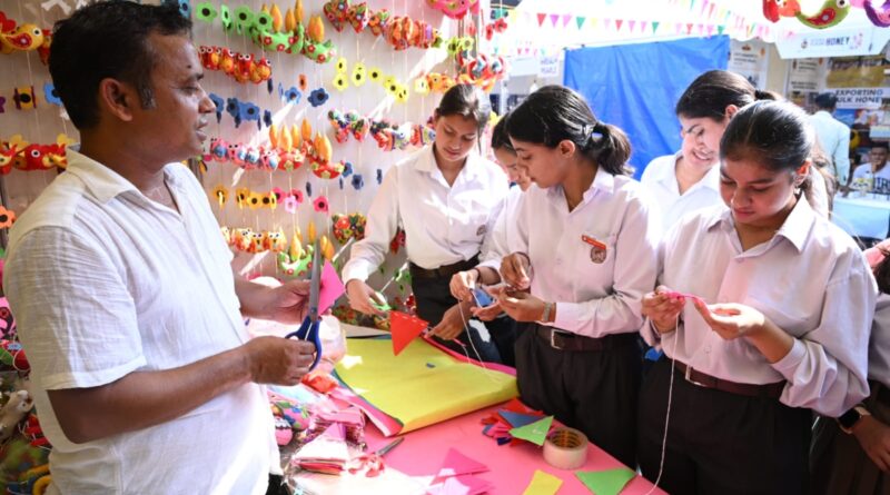 विरासत महोत्सव में दून इंटरनेशनल स्कूल की छात्राओं ने शमीम अहमद से सीखे धागे के  हैंड ब्रेसलेट बनाना, सांस्कृतिक संगीत की शाम में मदहोश हुए श्रोता