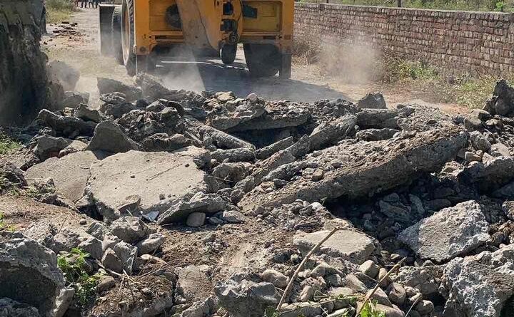 Dehradun:अनाधिकृत 15 बीघा  प्लाटिंग पर गरजी एमडीडीए की जेसीबी दो अलग-अलग मामलों में की कार्रवाई, उपाध्यक्ष तिवारी ने कहा, अवैध निर्माण व प्लाटिंग पर नकेल कसने के लिए प्रतिबद्ध है प्राधिकरण