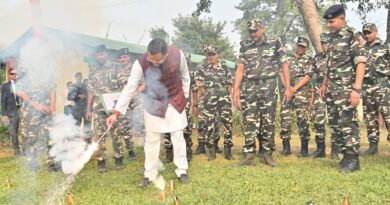 मुख्यमंत्री पुष्कर धामी ने दीपावली मिलन कार्यक्रम के तहत एनएचपीसी गेस्ट हाउस बनबसा में भूतपूर्व सैनिकों को किया सम्मानित, त्यौहार की खुशियां बांटी