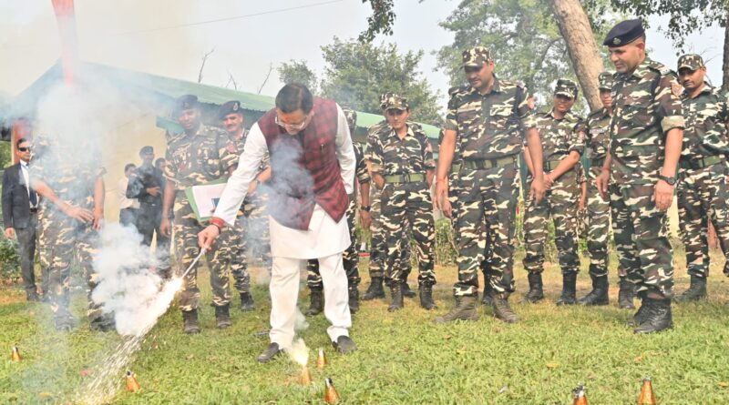 मुख्यमंत्री पुष्कर धामी ने दीपावली मिलन कार्यक्रम के तहत एनएचपीसी गेस्ट हाउस बनबसा में भूतपूर्व सैनिकों को किया सम्मानित, त्यौहार की खुशियां बांटी