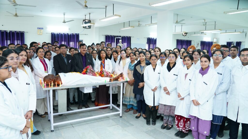 एसजीआरआर मेडिकल काॅलेज में देहदान के प्रति लोगों को किया जागरूक,मेडिकल छात्र-छात्राएं  कैडेवर ओथ में हुए शामिल, कहा -एनाटमी विषय को गहराई से जानना समझना बेहद जरूरी