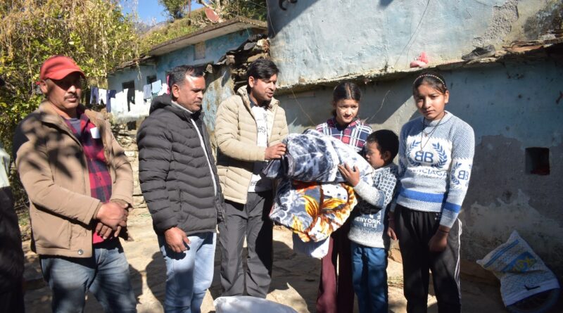 मुख्यमंत्री पुष्कर धामी ने चमोली के तीन अनाथ बच्चों की मदद को  बढ़ाया हाथ, सरकार की ओर से हर संभव हेल्प का दिया भरोसा