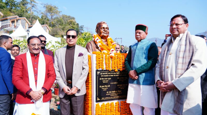 लेखक गांव में हिमाचल के राज्यपाल शुक्ल और मुख्यमंत्री धामी ने किया भारत रत्न स्व. वाजपेयी की मूर्ति का अनावरण 