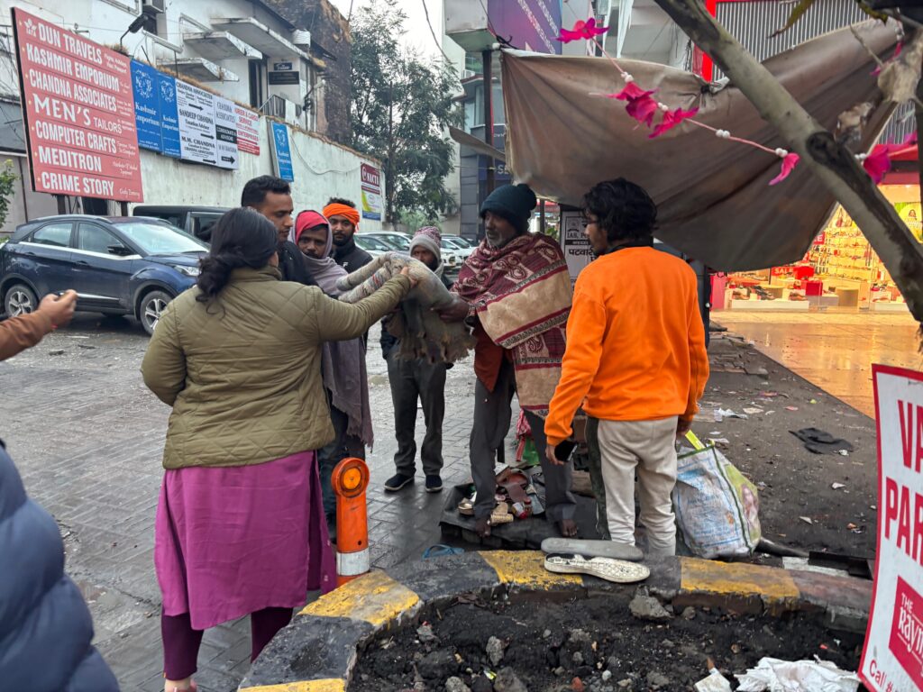 अच्छा प्रयास: नगर आयुक्त नमामी बंसल ने  सर्दी से बचाव के लिए शहर के विभिन्न क्षेत्रों में असहाय एवं निराश्रित व्यक्तियों को कंबल किए वितरित, अलाव की संख्या भी बढ़ाई