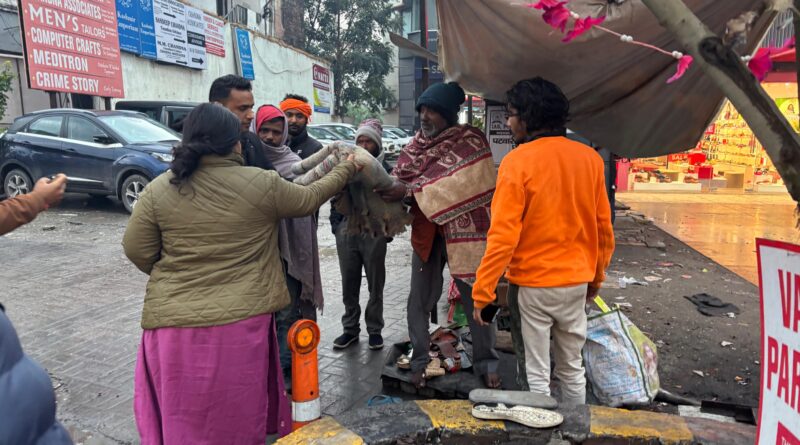 अच्छा प्रयास: नगर आयुक्त नमामी बंसल ने  सर्दी से बचाव के लिए शहर के विभिन्न क्षेत्रों में असहाय एवं निराश्रित व्यक्तियों को कंबल किए वितरित, अलाव की संख्या भी बढ़ाई